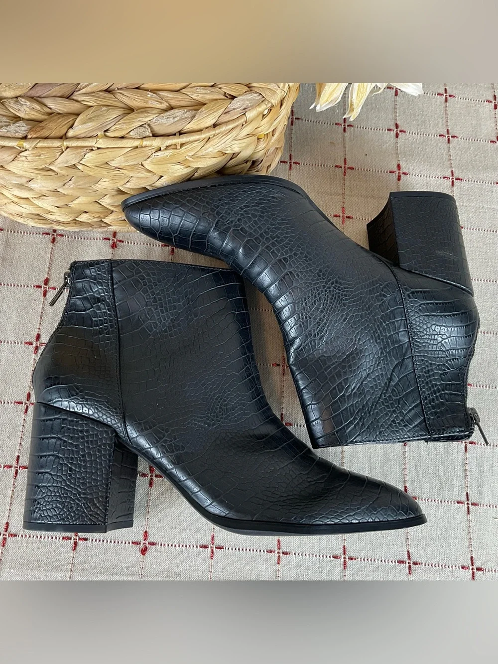 Steve Madden “Julianna” Black Croco Embossed Ankle Boots Size 10 Bootie